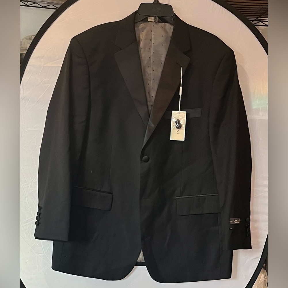 Modern Black Tuxedo with Structured Shoulders